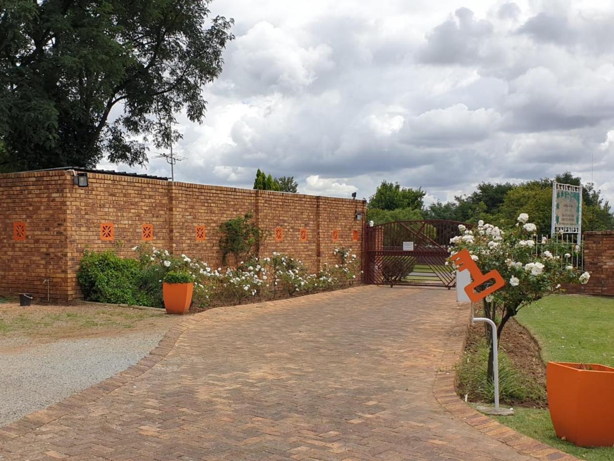 The Lazy Grape Guest Lodge & Spa Benoni Exterior photo