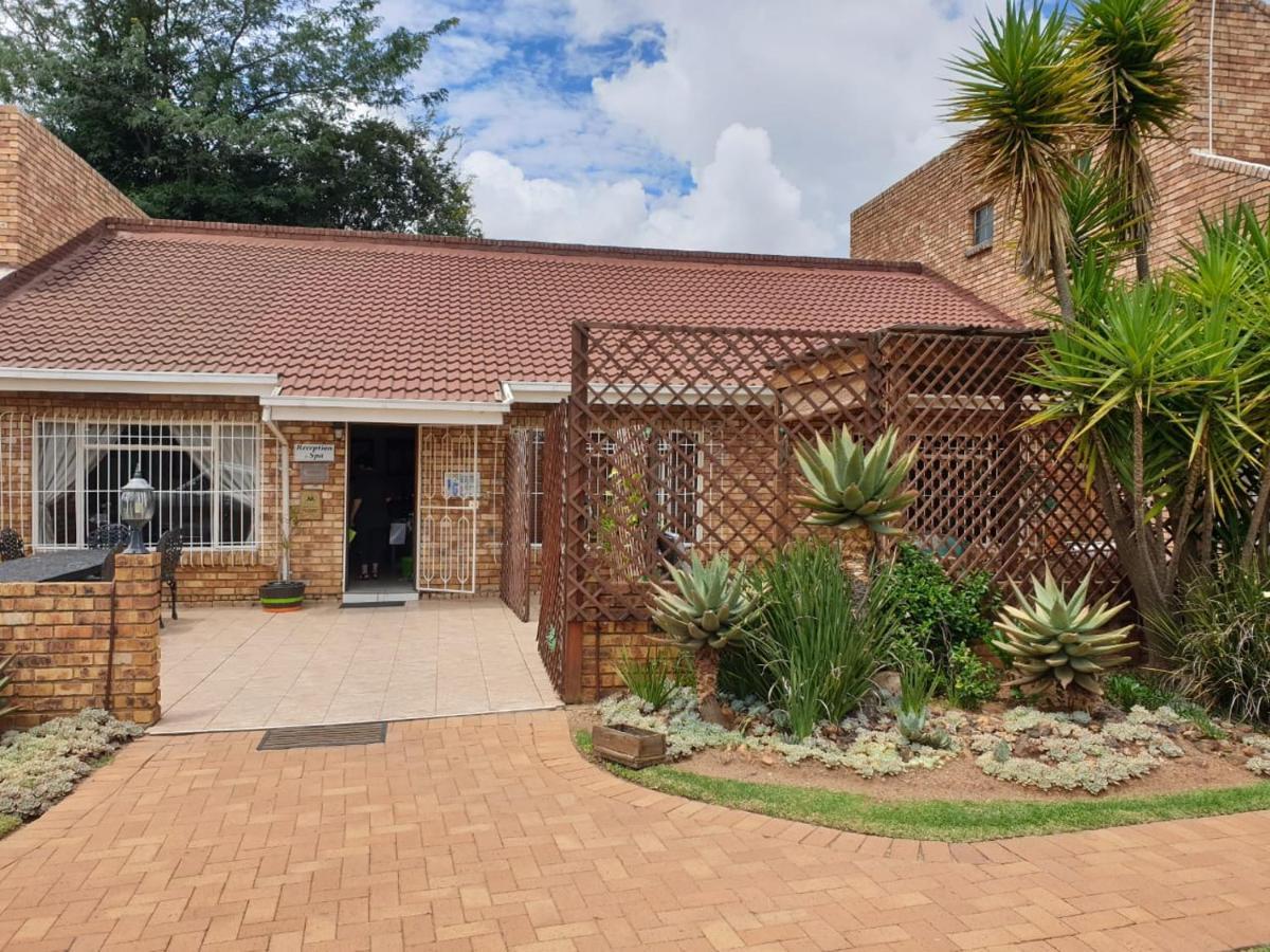 The Lazy Grape Guest Lodge & Spa Benoni Exterior photo