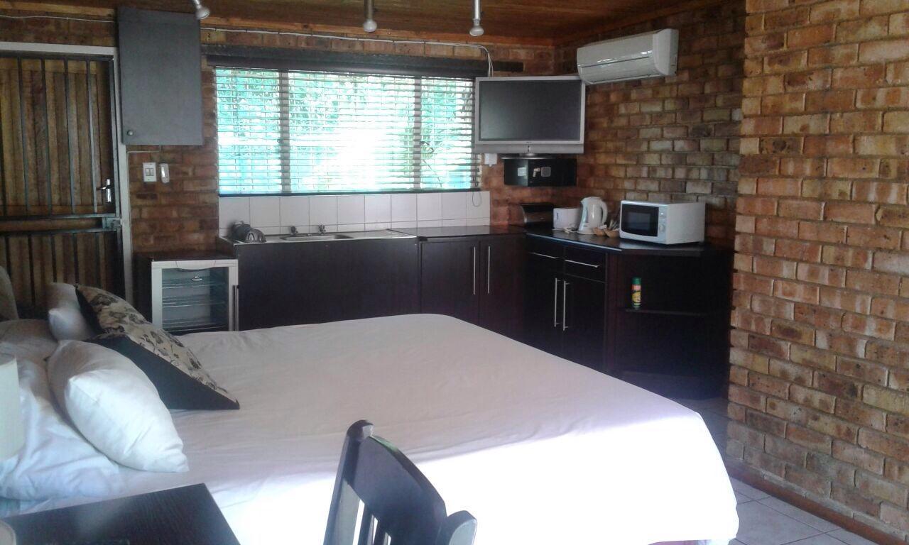 The Lazy Grape Guest Lodge & Spa Benoni Exterior photo