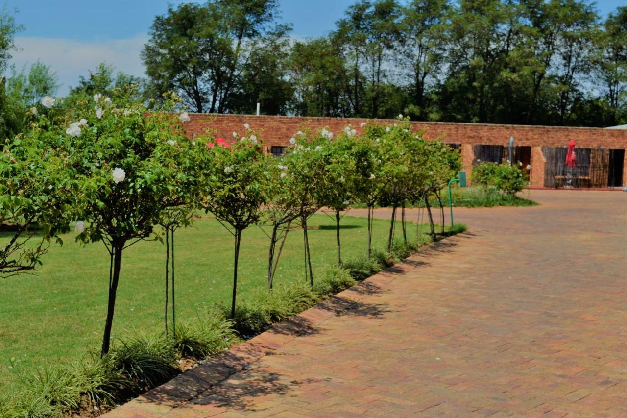 The Lazy Grape Guest Lodge & Spa Benoni Exterior photo
